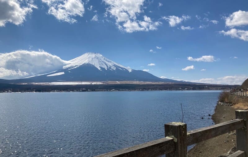 富士吉田山中湖自転車道線とマリモ通りの接続部から見る富士山