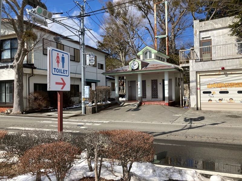 長池親水公園から道路をわたった公衆トイレ