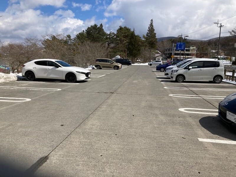 旭ヶ丘交差点からバスターミナルにかけての駐車場