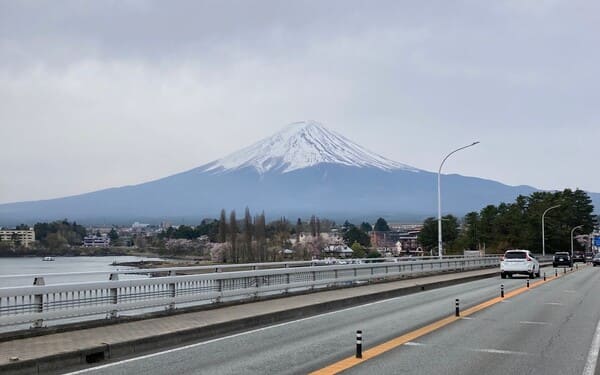 河口湖大橋から見る富士山