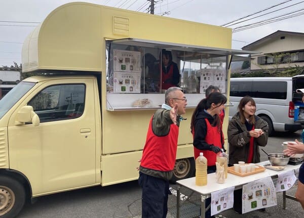 足和田出張所18km地点のエイドのキッチンカー