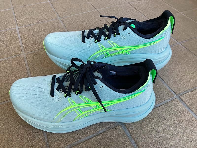 アシックス ゲルニンバス28の写真