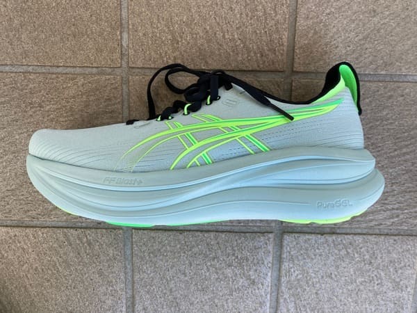 アシックス ゲルニンバス28の側面写真