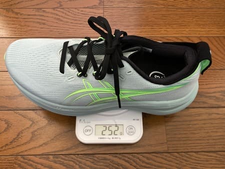 アシックス ゲルニンバス28の重さを測定した写真